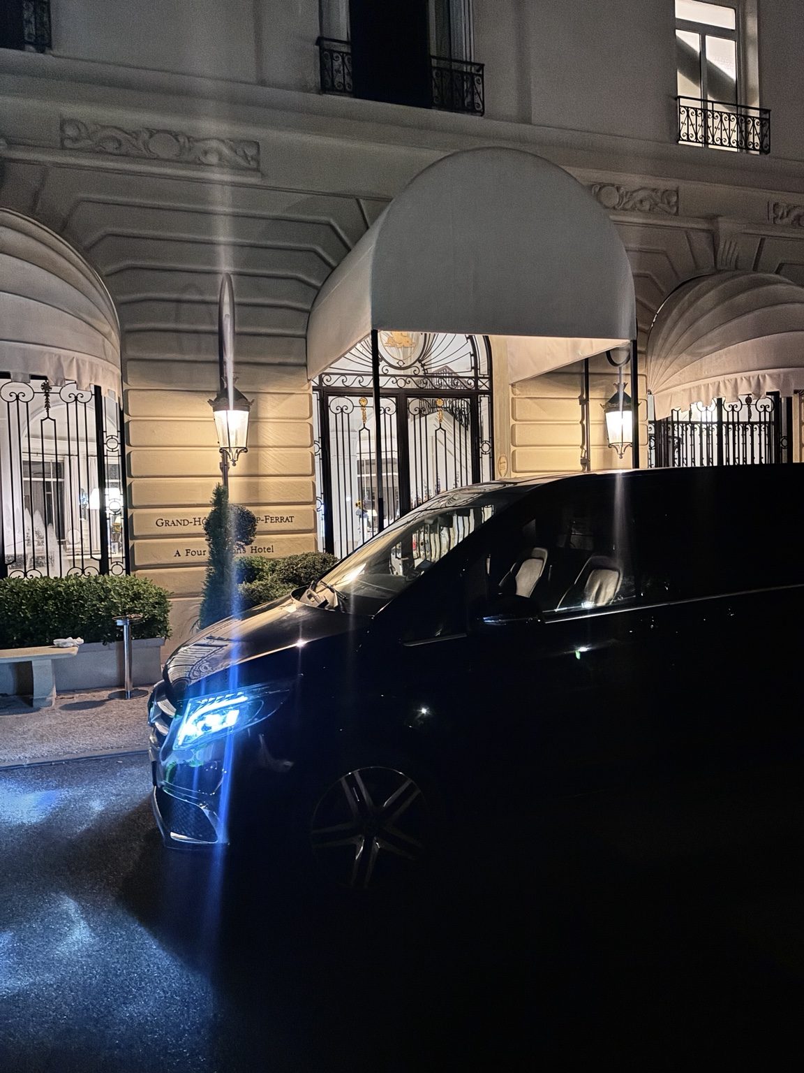 V-Class de nuit devant le Grand-Hôtel du Cap-Ferrat Four Seasons — arrivée VIP sur la Riviera